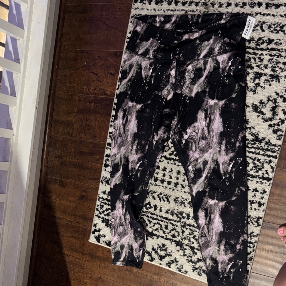 Old Navy Black & Light Pink Marble Print Leggings